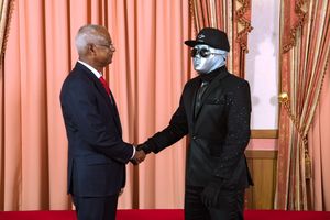 މަތީ ދަރަޖަ އިނާމު ލިބުނަސް، ރޮބޯމޭން ހުރީ "ކެރެކްޓާ"ގައި