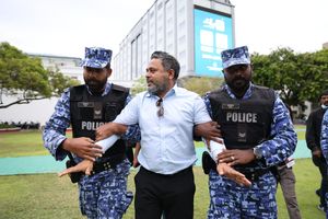އިދިކޮޅު ލީޑަރުން ފުލުހުންގެ ވެހިކަލުގައި ގެންގޮސްފި