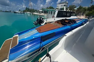 ލޯންޗުގައި ތިބި ބައެއް މީހުން ފުރީ ބޭސް ފަރުވާއަށް: ފުލުހުން