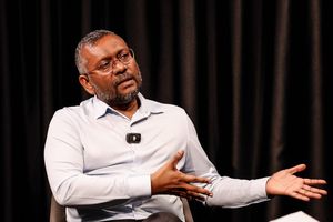 "ޑޮލަރު މައްސަލަ ހައްލު ނުކުރެވުމުގެ ބުރަ އުފުލަން ޖައްސައިފި"