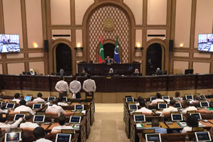 އޭޖީ ވަަޑައިގެންނެވުމުން އިދިކޮޅު މެމްބަރުން ފެށީ ޒުވާބެއް!