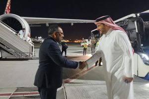 Foreign Minister Zameer makes official visit to Qatar