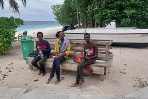 Temporary shelter provided to Somalis stranded in dinghy