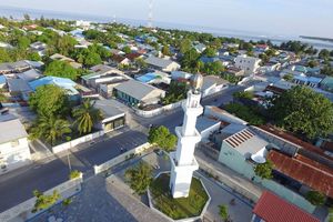 ހަތަރު އަންހެނެއް ގައިގައި ދަތްއެޅި މީހަކު ކޯޓުގެ ހުރުމަތް ކަނޑާލައިގެން ފަސް މަހަށް ޖަލަށް