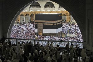 Crowds 'stone the devil' in final hajj ritual