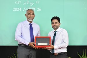 ރައީސްގެ ބައްޕާފުޅުގެ ހިދުމަތުގެ އަގުވަޒަންކޮށްފި