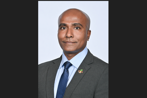 ރަައީސްގެ މިނިސްޓަރު ޝާހިދުގެ "އަތް" ކައުންސިލުގައި!