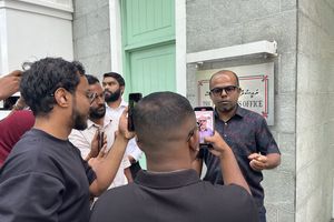 މުއިއްޒަށް ސިޓީއެއް ހަވާލު ކުރަން ނޫސްވެރިން ރައީސް އޮފީހަށް 