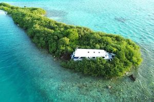 ކިނބިދޫ ނެރު ފަސްގަނޑަށް ލޯންޗެއް އަރައި ދެ މީހަކަށް އަނިޔާވެއްޖެ