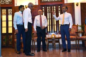 ސިޔާސީ ސުވާލުތަކަށް މައުމޫން ދެއްވީ ކުރު ޖަވާބުތަކެއް