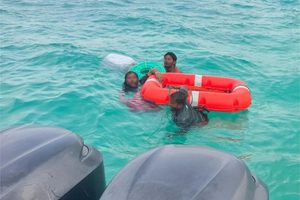 ދޯންޏެއް އަޑިއަށް ގޮސް ކަނޑުވި ތިން މީހުން ސަލާމަތްކޮށްފި