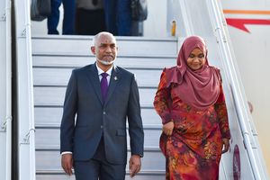 މީގެ ދެ ދުވަސްކުރިން މުއިއްޒުގެ ދެކަނބަލުން ރާއްޖެ ވަޑައިގެންފި