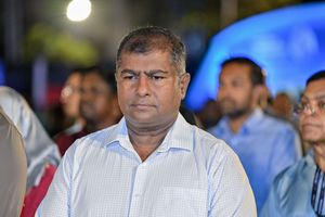 ދާރުލްއާސާރުގެ ބޭރުގައި ސަތަރި ދަމާފައި ހުރީ ކާކުކަން ބުނެ ނުދިން