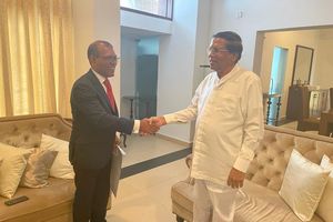 ނަޝީދު, ސިރިސޭނާއާ ބައްދަލުކުރައްވައިފި