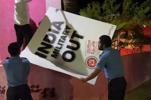 ވެލިދޫ ޕީޕީއެމް އޮފީހުގައި ހުރި އިންޑިއާ އައުޓް ބެނާތައް ފުލުހުން ގެންގޮސްފި 