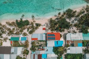 ލޯންޗަކުން ޖެހި، މޫދުގައި އުޅުނު ޓޫރިސްޓަކު މަރުވެއްޖެ