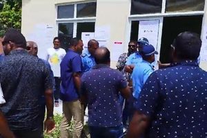 ވޯޓުގައި ކުރެހިކަމަށް ބުނެ ފޮނަދޫގައި ވޯޓުލުން ހުއްޓުވައިފި