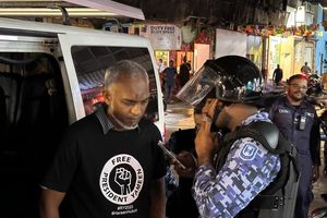 އިދިކޮޅު މުޒާހަރާގެ ތެރެއިން މާލޭގެ މޭޔަރު މުއިއްޒު ހައްޔަރުކޮށްފި