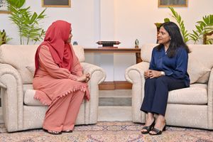 ފަސްޓްލޭޑީ އާއި އިންތިހާބީ ރައީސްގެ އަނބިކަނބަލުން ބައްދަލުކޮށްފި