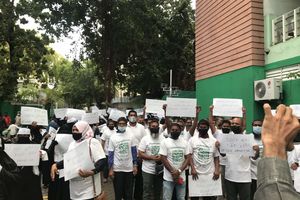 ރައީސް، އަރަބިއްޔާ ސްކޫލްގެ ބެލެނިވެރިންނާ ބައްދަލުކުރައްވަނީ