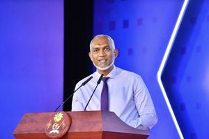 ރައީސްގެ އަމާޒަކީ 20 އަހަރުގެ މާސްޓާ ޕްލޭނެއް ހެދުން 