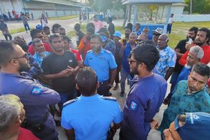 މަސްވެރިންނާއި ފުލުހުންގެ ކުރިމަތިލުމެއް؛ 4 މީހަކަށް އަނިޔާ