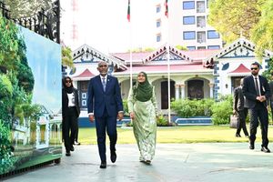 Almost 3000 political employees, deficit due to wasteful spending