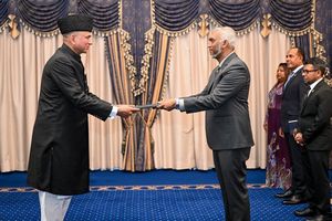 Pakistani High Commissioner presents credentials
