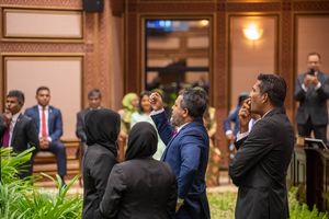 އަންހެން އޮފިސަރުން، ފިރިހެން މެންބަރުން ނުނެރެވޭ ގޮތް ހަދަނީ