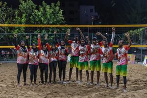 "ރެޑްބުލް ސްޕައިކް"ގެ ޗެމްޕިއަންކަން ހޯދީ ލޭޑީސް އިން ބްލޫ އާ ސަނީ ސުއިޓްސް އިން