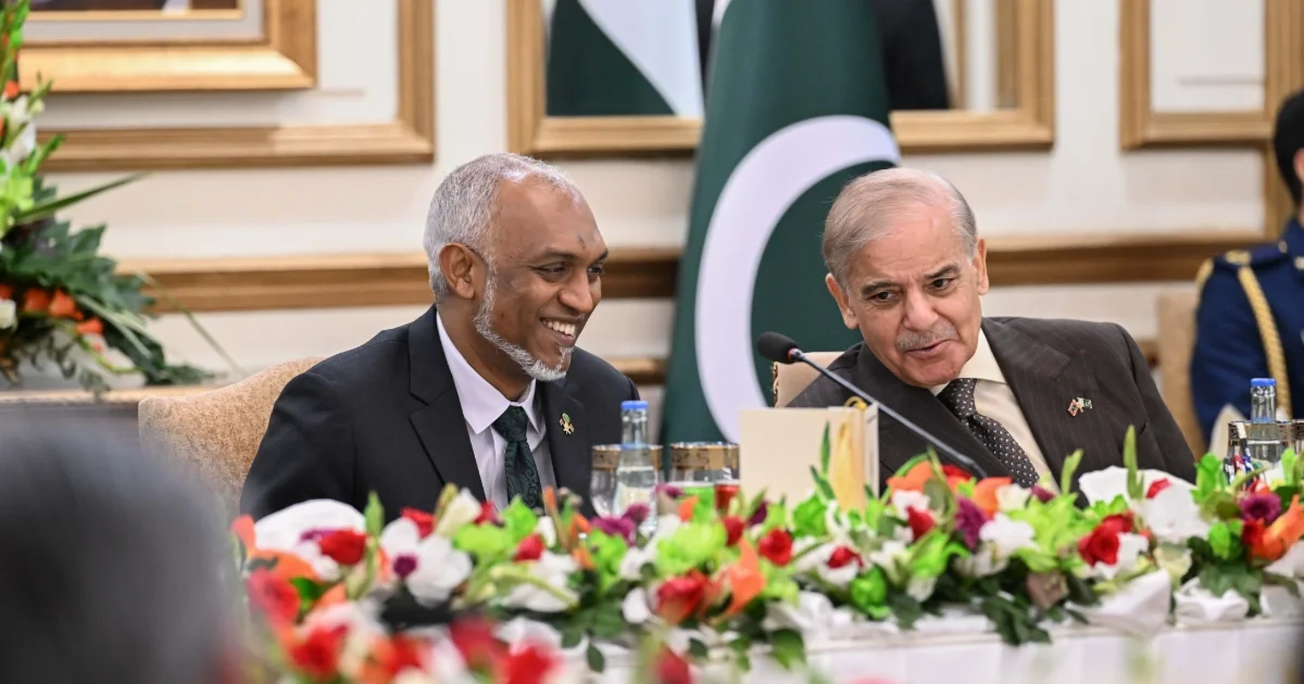 ރައީސް މުއިއްޒާއި ބޮޑުވަޒީރު ޝެހްބާޒް ޝަރީފް: އިންޑިއާއިން ވަނީ ލޯނާއި ކަރަންސީ ސްވޮޕުގެ ގޮތުގައި 1.5 ބިލިއަން ޑޮލަރު ދީފައި -- ފޮޓޯ: ރައީސް އޮފީސް