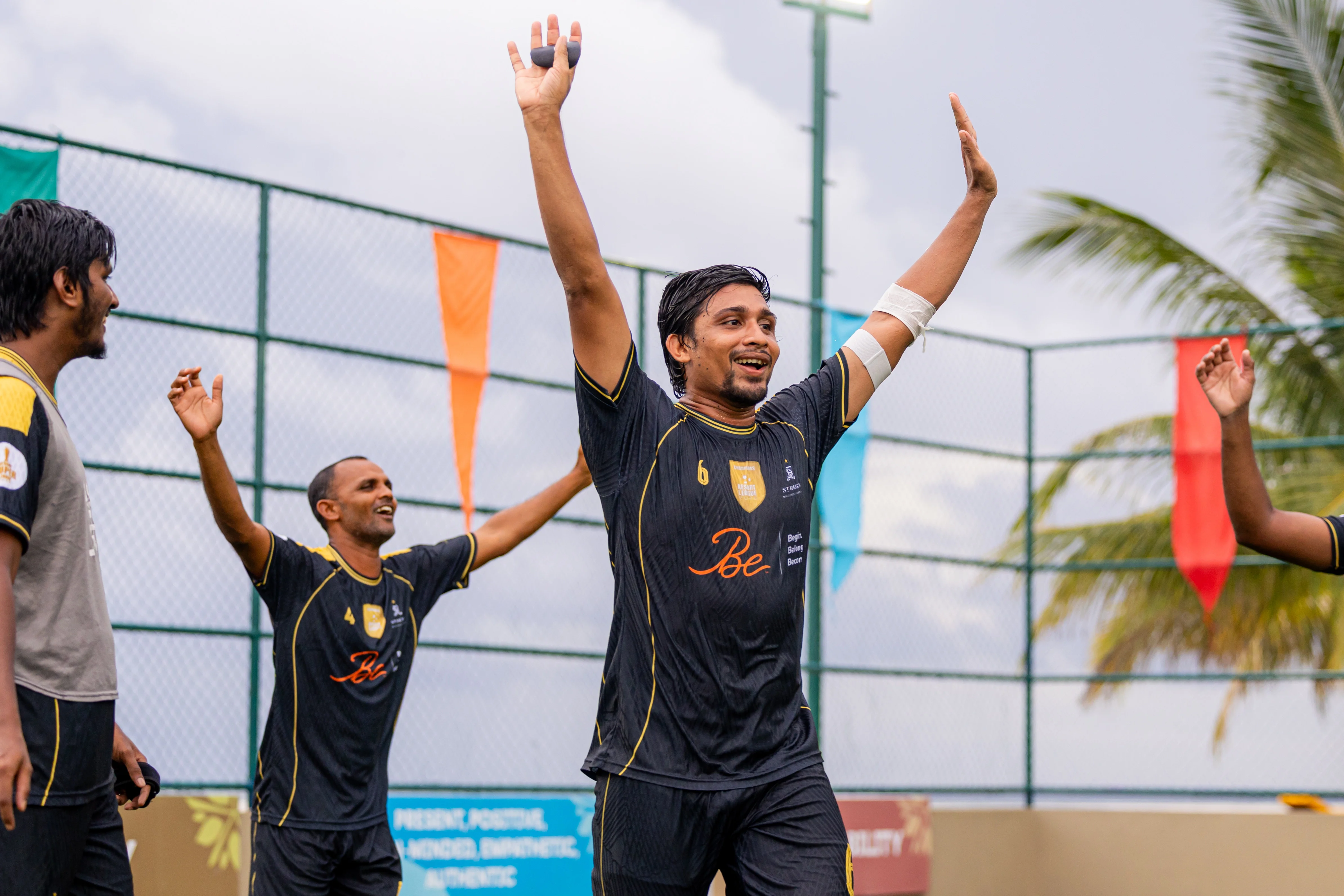ކޮންރެޑް ބަލިިކުރުމަށް ފަހު ވޮއްމުލި ކުޅުންތެރިން އުފާފާޅުކުރަނީ.--- ފޮޓޯ: އިމޭޖަސް.އެމްވީ