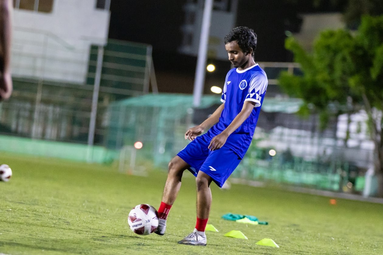 ޓީނޭޖުން ދަނޑަށް ހާޒިރު ނުވުމުން މެޗު ނިއު އަށް 