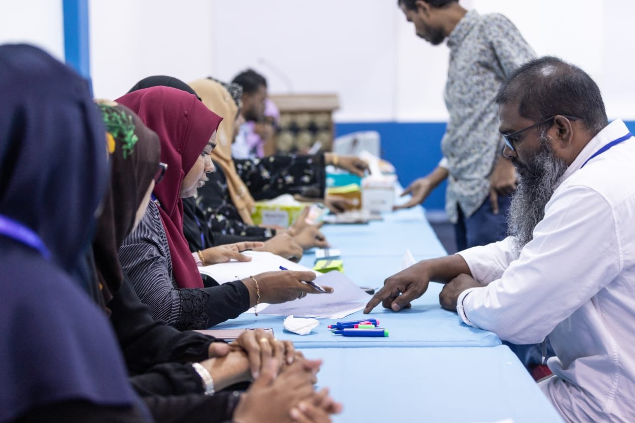 އިންތިހާބުގެ މަސައްކަތަށް އީސީން ގިނަ މުވައްޒަފުންތަކެއް ނަގަނީ