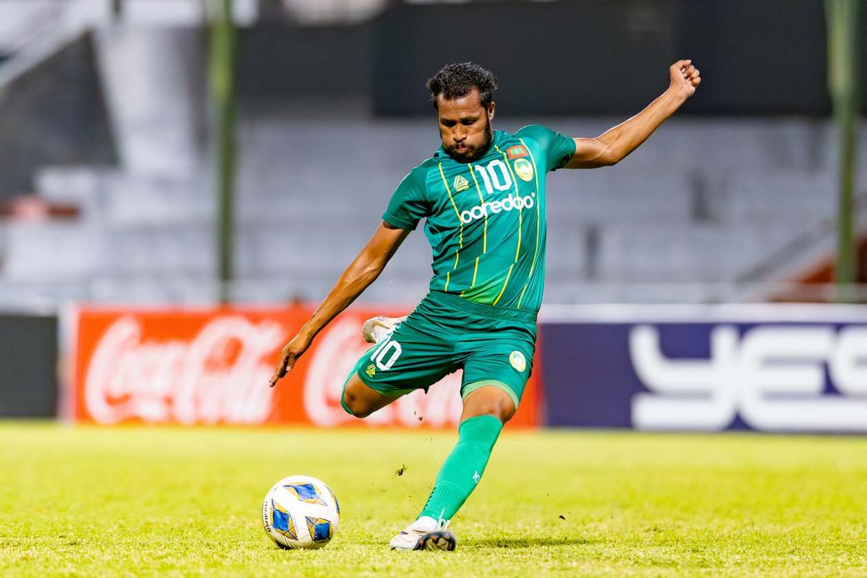 ލީގުގައި މިރޭ މާޒިޔާ ކުޅުނު މެޗުގެ ތެރެއިން ހަމްޕު ބޯޅަ ފޮނުވާލަނީ.--- ފޮޓޯ: އަދަދު ސްޕޯޓްސް / އިމޭޖަސް،އެމްވީ