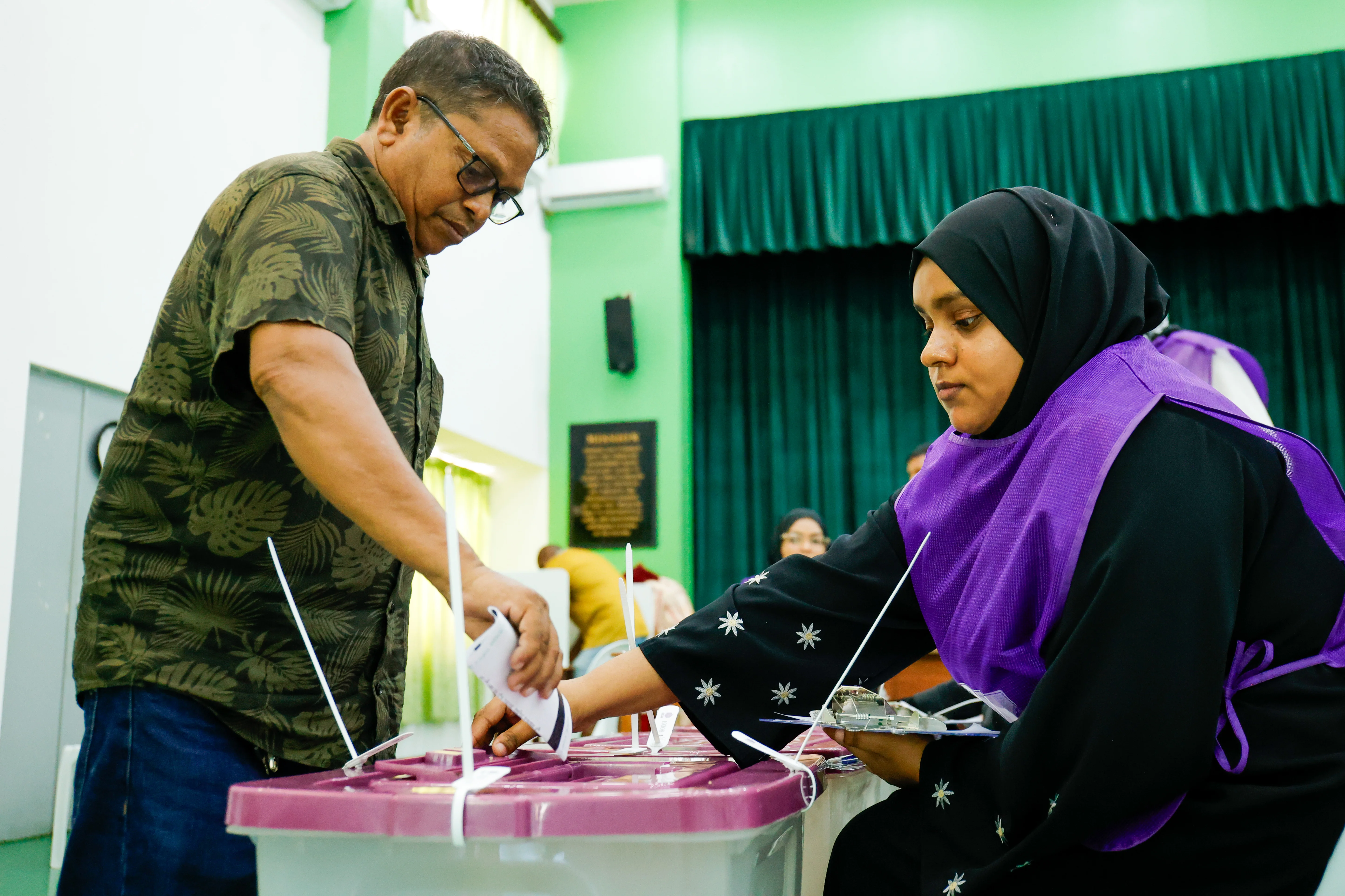 ވޯޓުލުމުގެ ވަގުތު ހަމަވެ ފޮށިތައް ބަންދުކުރަން ފަށައިފި