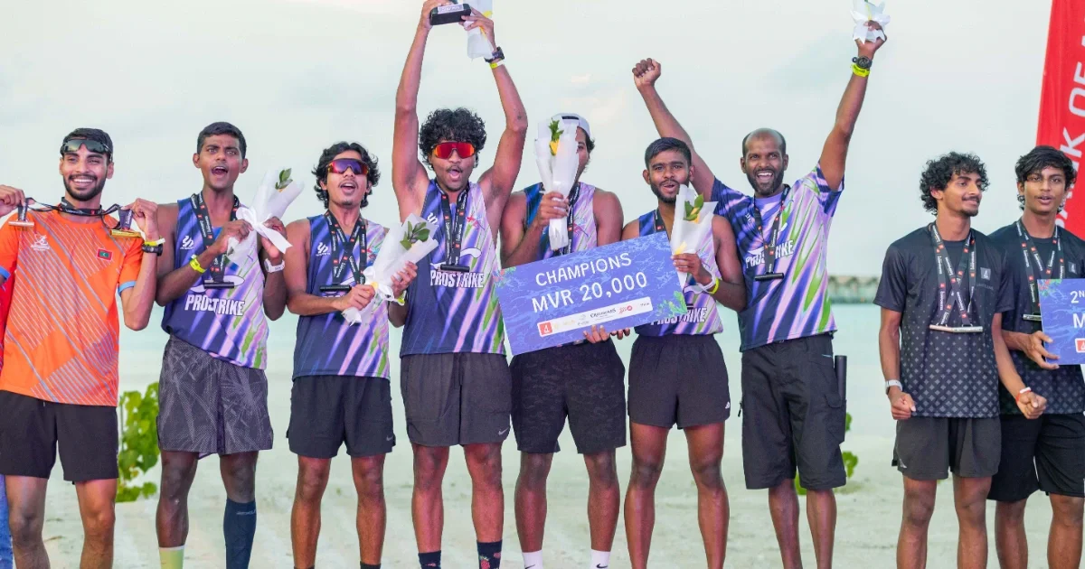 ބީއެމްއެލް ވީރަން - ކޯޕަރޭޓްސް ދުވުމުގެ ފިރިހެން ކެޓެގަރީން އެއްވަނަ ހޯދި ޓްރެކް އެންޑް ފީލްޑްގެ ޓީމު އިނާމާއި މެޑެލްއާއެކު -- ފޮޓޯ: މުހައްމަދު ޝަހުޒާން
