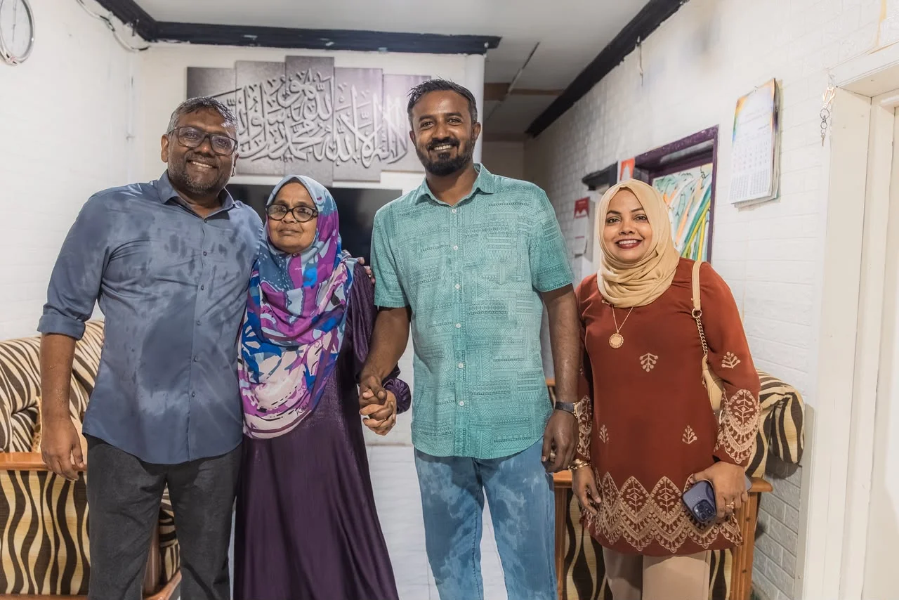 އޮކްޓޯބަރު 16-25: އެމްޑީޕީގެ ރިޔާސީ ޕްރައިމަރީގައި ވާދަކުރައްވާ އެ ޕާޓީގެ ކުރީގެ ޗެއާޕާސަން ފައްޔާޒު އިސްމާއީލް އައްޑޫއަށް ކުރި ކެމްޕޭނު ދަތުރު. މި ދަތުރުގައި އޭނާ ވަނީ އައްޑޫ ސިޓީގެ ގުޅިފައިވާ ހުރިހާ ރަށްތަކާއި ހުޅުދޫ އަދި މީދޫގެ އެމްޑީޕީ މެންބަރުންނާ ބައްދަލުކުރުމަށް ދޮރުން ދޮރަށް ހިންގަވާފައި --- ފޮޓޯ: އަބްދުالله އިޔާން