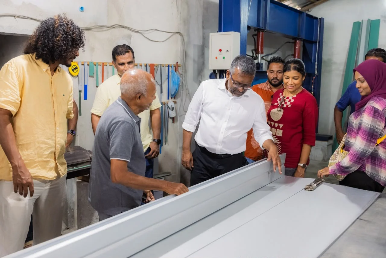 އޮކްޓޯބަރު 16-25: އެމްޑީޕީގެ ރިޔާސީ ޕްރައިމަރީގައި ވާދަކުރައްވާ އެ ޕާޓީގެ ކުރީގެ ޗެއާޕާސަން ފައްޔާޒު އިސްމާއީލް އައްޑޫއަށް ކުރި ކެމްޕޭނު ދަތުރު. މި ދަތުރުގައި އޭނާ ވަނީ އައްޑޫ ސިޓީގެ ގުޅިފައިވާ ހުރިހާ ރަށްތަކާއި ހުޅުދޫ އަދި މީދޫގެ އެމްޑީޕީ މެންބަރުންނާ ބައްދަލުކުރުމަށް ދޮރުން ދޮރަށް ހިންގަވާފައި --- ފޮޓޯ: އަބްދުالله އިޔާން