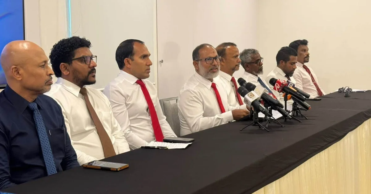 ރަސްމާލެ މަޝްރޫއުއާ ދެކޮޅަށް މިއަދު އިއުލާނުކުރި ގައުމީ މަޝްރޫއުގެ ބައިވެރިން -- ފޮޓޯ: އަދަދު