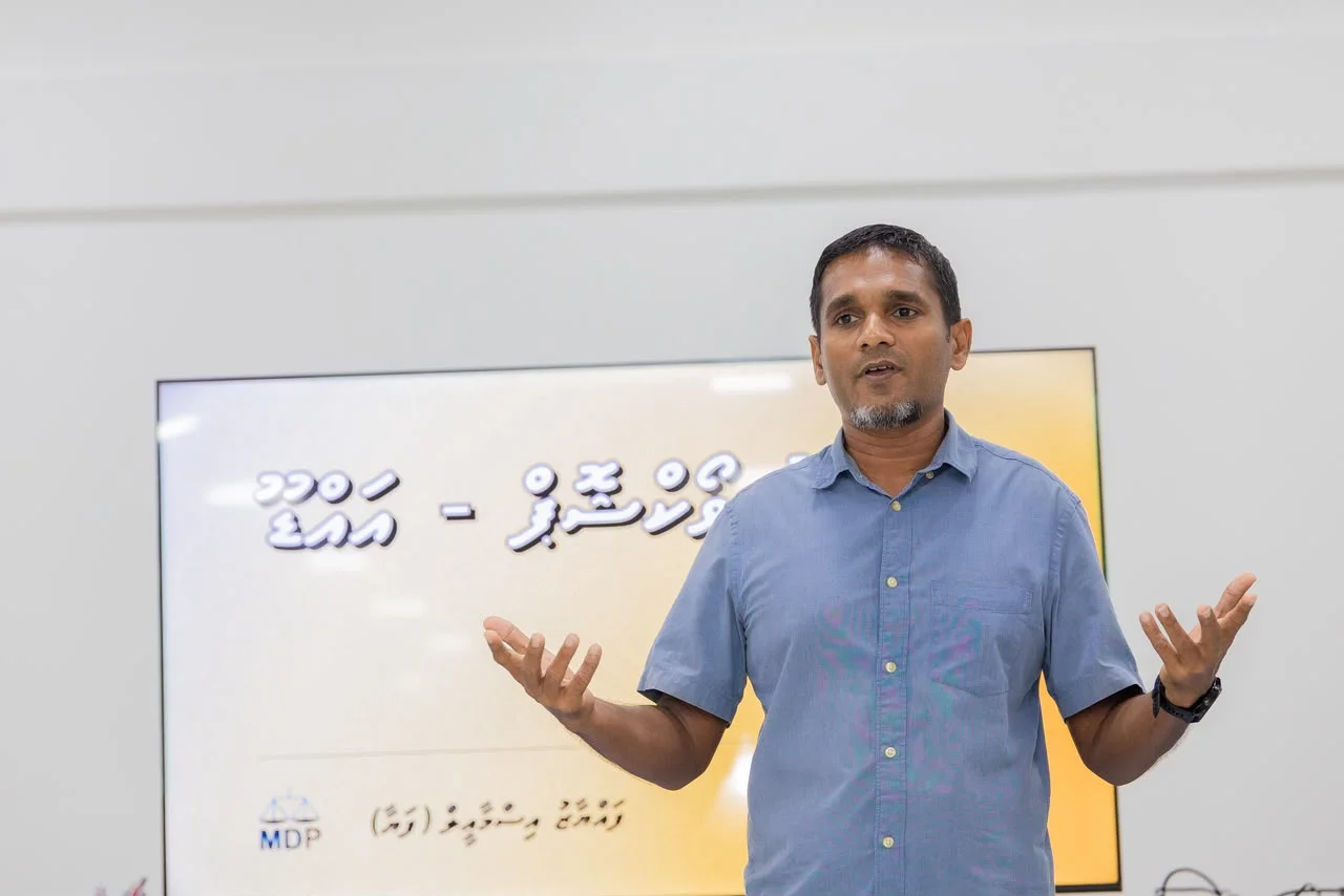 އޮކްޓޯބަރު 16-25: އެމްޑީޕީގެ ރިޔާސީ ޕްރައިމަރީގައި ވާދަކުރައްވާ އެ ޕާޓީގެ ކުރީގެ ޗެއާޕާސަން ފައްޔާޒު އިސްމާއީލް އައްޑޫއަށް ކުރި ކެމްޕޭނު ދަތުރު. މި ދަތުރުގައި އޭނާ ވަނީ އައްޑޫ ސިޓީގެ ގުޅިފައިވާ ހުރިހާ ރަށްތަކާއި ހުޅުދޫ އަދި މީދޫގެ އެމްޑީޕީ މެންބަރުންނާ ބައްދަލުކުރުމަށް ދޮރުން ދޮރަށް ހިންގަވާފައި --- ފޮޓޯ: އަބްދުالله އިޔާން