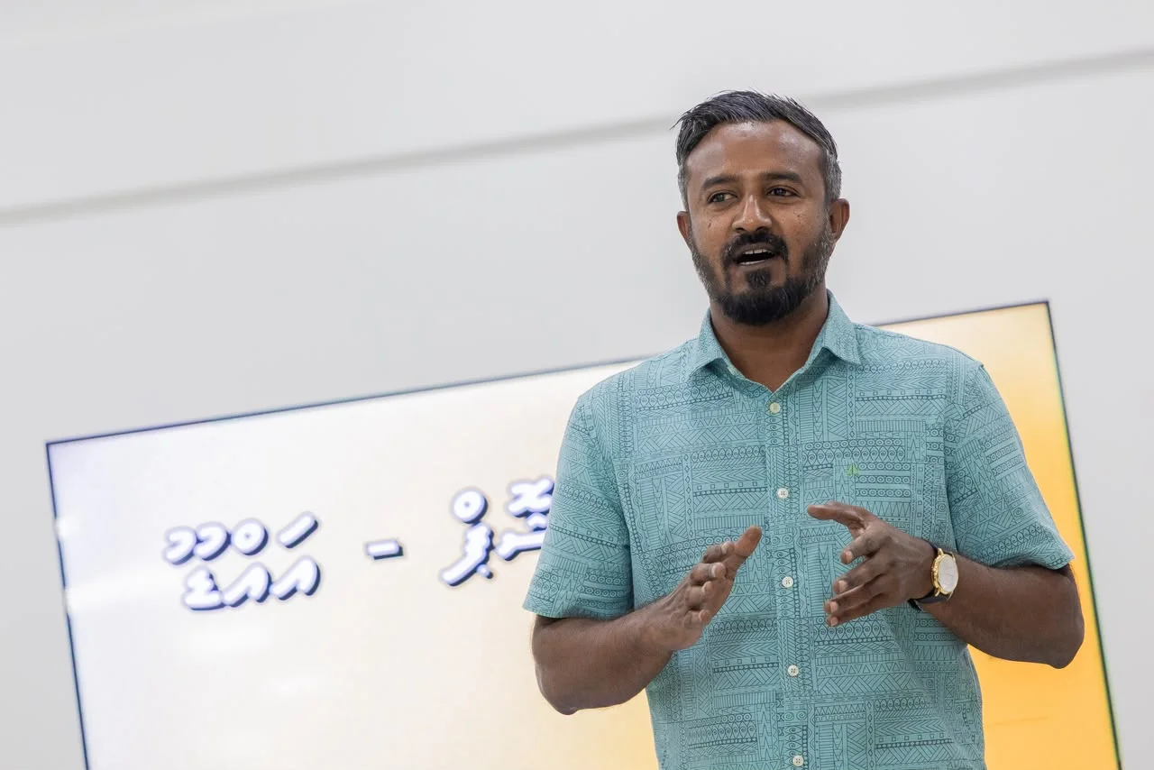 އޮކްޓޯބަރު 16-25: އެމްޑީޕީގެ ރިޔާސީ ޕްރައިމަރީގައި ވާދަކުރައްވާ އެ ޕާޓީގެ ކުރީގެ ޗެއާޕާސަން ފައްޔާޒު އިސްމާއީލް އައްޑޫއަށް ކުރި ކެމްޕޭނު ދަތުރު. މި ދަތުރުގައި އޭނާ ވަނީ އައްޑޫ ސިޓީގެ ގުޅިފައިވާ ހުރިހާ ރަށްތަކާއި ހުޅުދޫ އަދި މީދޫގެ އެމްޑީޕީ މެންބަރުންނާ ބައްދަލުކުރުމަށް ދޮރުން ދޮރަށް ހިންގަވާފައި --- ފޮޓޯ: އަބްދުالله އިޔާން
