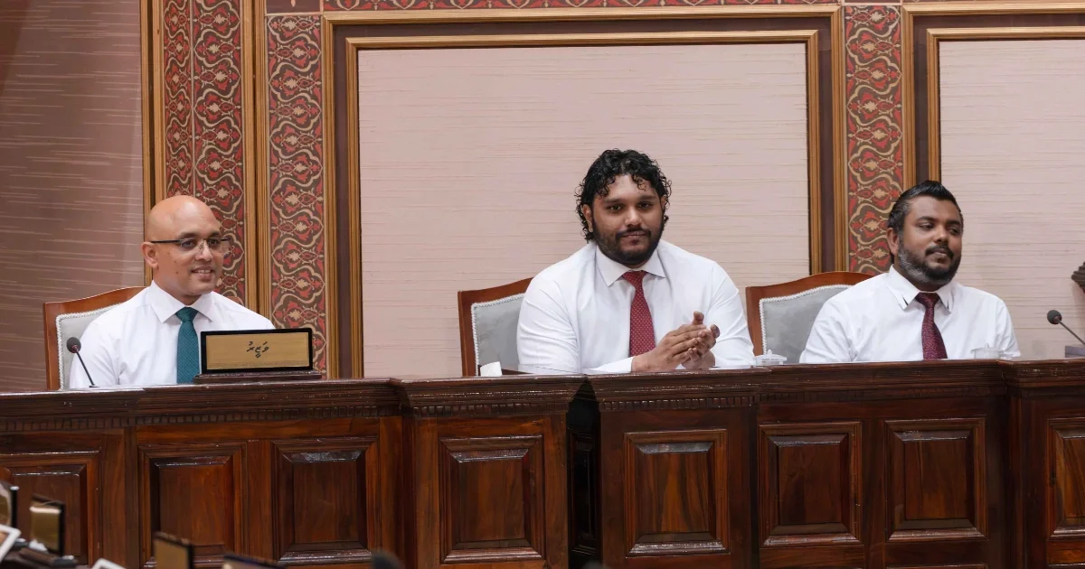 ފިނޭންސް މިނިސްޓަރު ހަސަން ޒަރީރު ރައްޔިތުންގެ މަޖިލީހަށް 2027 ވަނަ އަހަރުގެ ބަޖެޓު ހުށަހަޅުއްވަނީ: އަންނަ އަހަރަށް ލަފާކޮށް ހުށަހަޅާފައި ވަނީ 59.7 ބިލިއަން ރުފިޔާގެ ބަޖެޓެއް --- ފޮޓޯ: ރައްޔިތުންގެ މަޖިލިސް