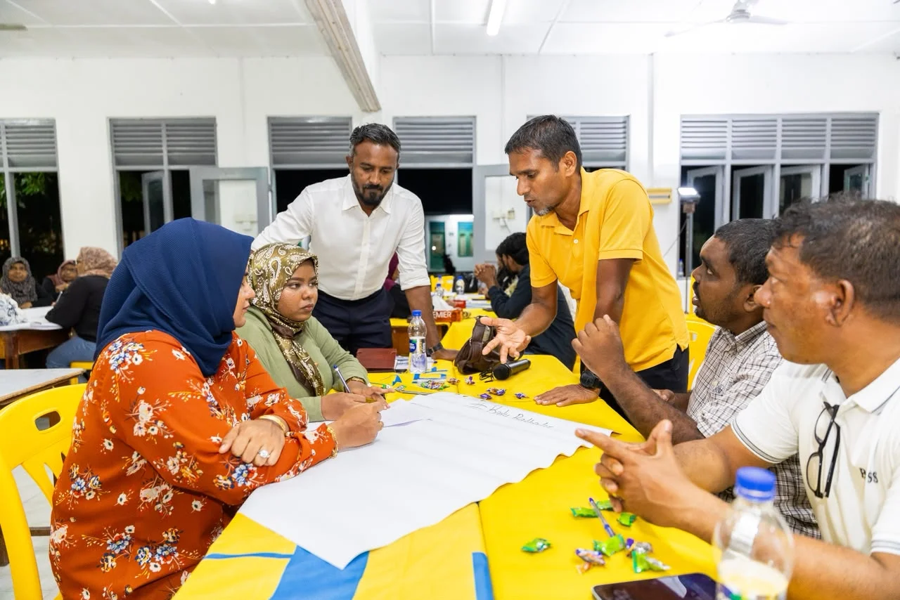 އޮކްޓޯބަރު 16-25: އެމްޑީޕީގެ ރިޔާސީ ޕްރައިމަރީގައި ވާދަކުރައްވާ އެ ޕާޓީގެ ކުރީގެ ޗެއާޕާސަން ފައްޔާޒު އިސްމާއީލް އައްޑޫއަށް ކުރި ކެމްޕޭނު ދަތުރު. މި ދަތުރުގައި އޭނާ ވަނީ އައްޑޫ ސިޓީގެ ގުޅިފައިވާ ހުރިހާ ރަށްތަކާއި ހުޅުދޫ އަދި މީދޫގެ އެމްޑީޕީ މެންބަރުންނާ ބައްދަލުކުރުމަށް ދޮރުން ދޮރަށް ހިންގަވާފައި --- ފޮޓޯ: އަބްދުالله އިޔާން