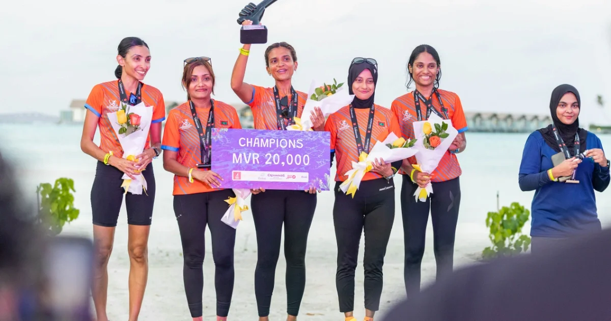 ބީއެމްއެލް ވީރަން - ކޯޕަރޭޓްސް ދުވުމުގެ އަންހެން ކެޓެގަރީން އެއްވަނަ ހޯދި ޓީމު އިނާމާއި މެޑެލްއާއެކު -- ފޮޓޯ: މުހައްމަދު ޝަހުޒާން / އަދަދު