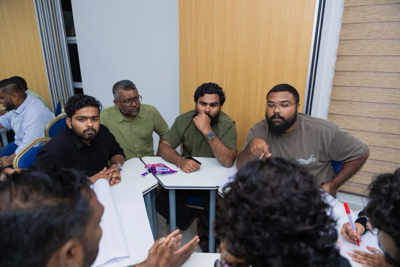 އޮކްޓޯބަރު 16-25: އެމްޑީޕީގެ ރިޔާސީ ޕްރައިމަރީގައި ވާދަކުރައްވާ އެ ޕާޓީގެ ކުރީގެ ޗެއާޕާސަން ފައްޔާޒު އިސްމާއީލް އައްޑޫއަށް ކުރި ކެމްޕޭނު ދަތުރު. މި ދަތުރުގައި އޭނާ ވަނީ އައްޑޫ ސިޓީގެ ގުޅިފައިވާ ހުރިހާ ރަށްތަކާއި ހުޅުދޫ އަދި މީދޫގެ އެމްޑީޕީ މެންބަރުންނާ ބައްދަލުކުރުމަށް ދޮރުން ދޮރަށް ހިންގަވާފައި --- ފޮޓޯ: އަބްދުالله އިޔާން