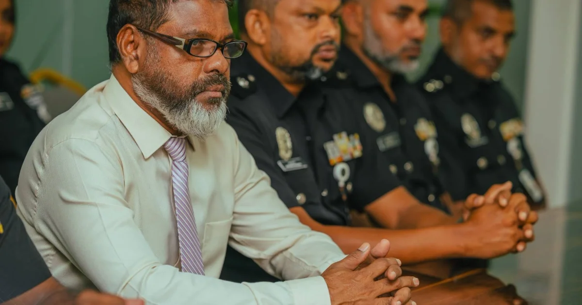 ޕްރިޒަންސް ކޮމިޝަނަރު، ހަސަން ޒަރީރު (ވ) -- ފޮޓޯ: މޯލްޑިވްސް ކަރެކްޝަނަލް ސާވިސް