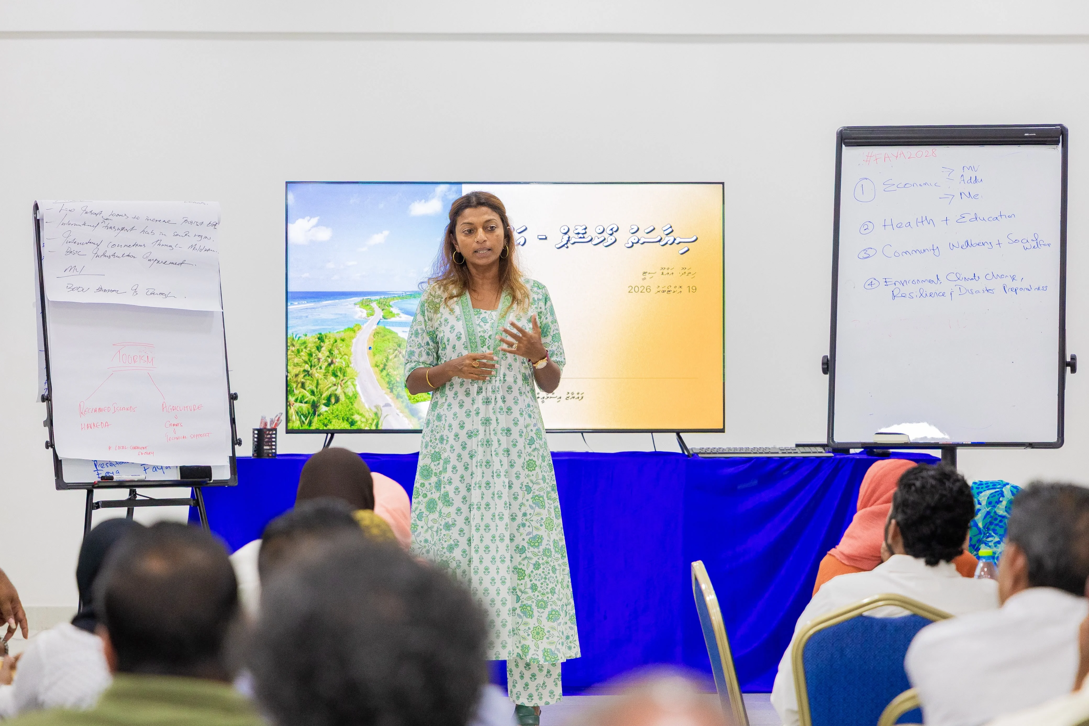 އޮކްޓޯބަރު 16-25: އެމްޑީޕީގެ ރިޔާސީ ޕްރައިމަރީގައި ވާދަކުރައްވާ އެ ޕާޓީގެ ކުރީގެ ޗެއާޕާސަން ފައްޔާޒު އިސްމާއީލް އައްޑޫއަށް ކުރި ކެމްޕޭނު ދަތުރު. މި ދަތުރުގައި އޭނާ ވަނީ އައްޑޫ ސިޓީގެ ގުޅިފައިވާ ހުރިހާ ރަށްތަކާއި ހުޅުދޫ އަދި މީދޫގެ އެމްޑީޕީ މެންބަރުންނާ ބައްދަލުކުރުމަށް ދޮރުން ދޮރަށް ހިންގަވާފައި --- ފޮޓޯ: އަބްދުالله އިޔާން