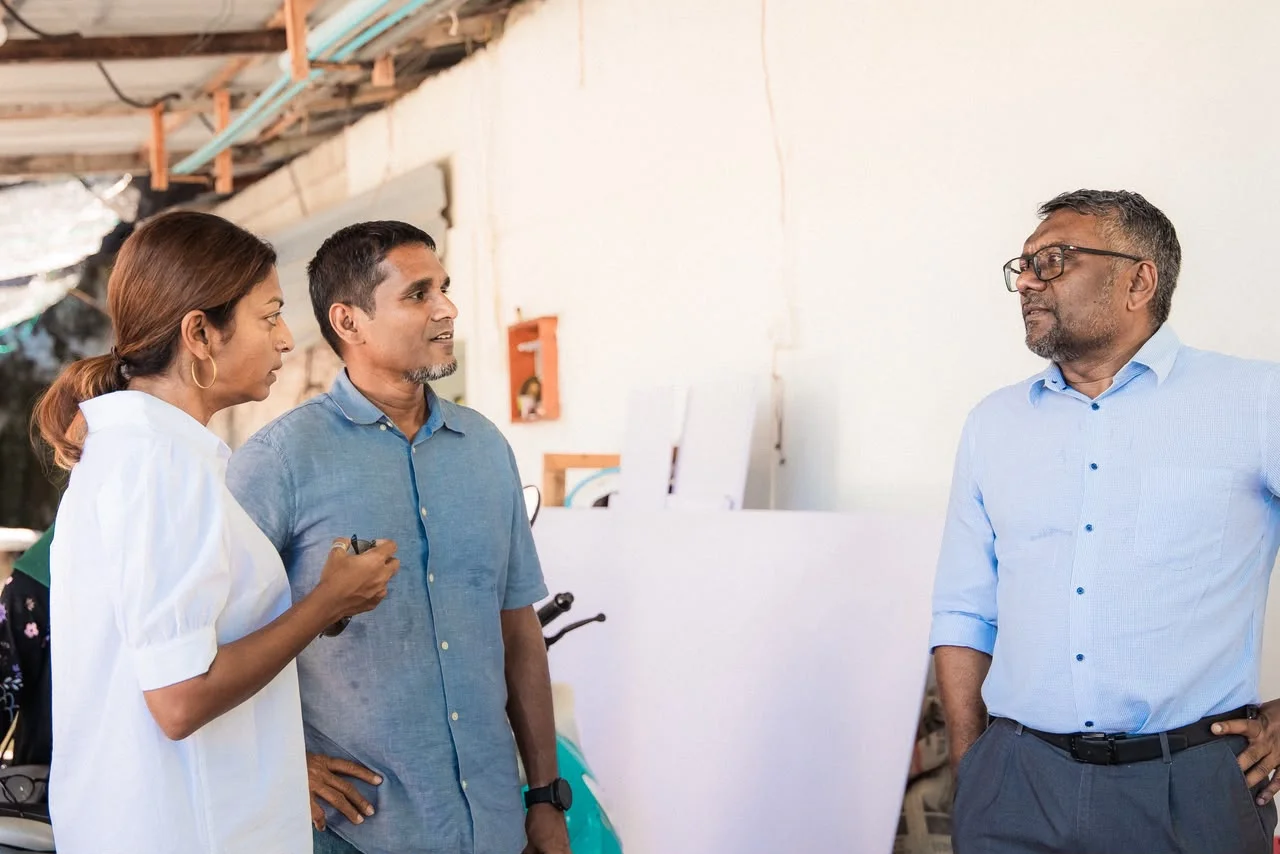 އޮކްޓޯބަރު 16-25: އެމްޑީޕީގެ ރިޔާސީ ޕްރައިމަރީގައި ވާދަކުރައްވާ އެ ޕާޓީގެ ކުރީގެ ޗެއާޕާސަން ފައްޔާޒު އިސްމާއީލް އައްޑޫއަށް ކުރި ކެމްޕޭނު ދަތުރު. މި ދަތުރުގައި އޭނާ ވަނީ އައްޑޫ ސިޓީގެ ގުޅިފައިވާ ހުރިހާ ރަށްތަކާއި ހުޅުދޫ އަދި މީދޫގެ އެމްޑީޕީ މެންބަރުންނާ ބައްދަލުކުރުމަށް ދޮރުން ދޮރަށް ހިންގަވާފައި --- ފޮޓޯ: އަބްދުالله އިޔާން