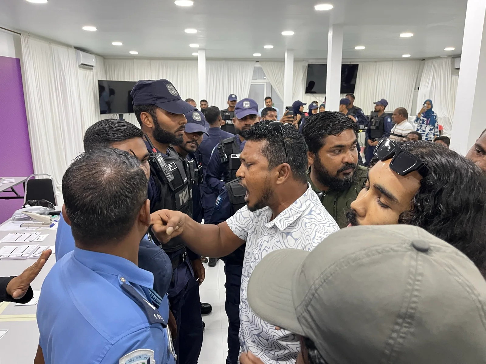 މައްސަލަ ޖެހިގެން މީދޫ ފޮށީގެ ވޯޓު ގުނުން މެދުކަނޑާލައިފި 